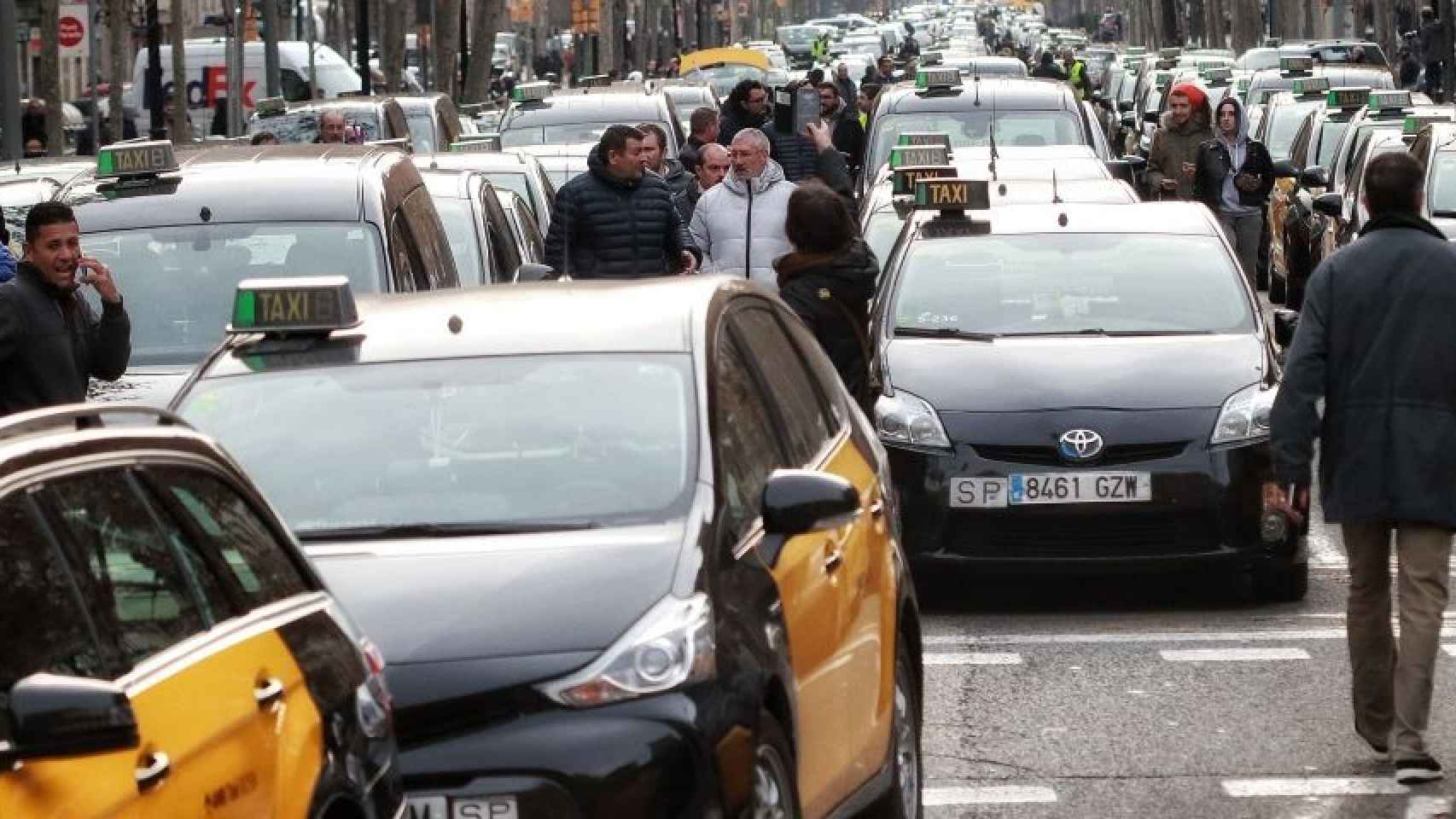 Decenas de taxistas parados en el Gran Via durante la huelga del año pasado / HUGO FERNÁNDEZ