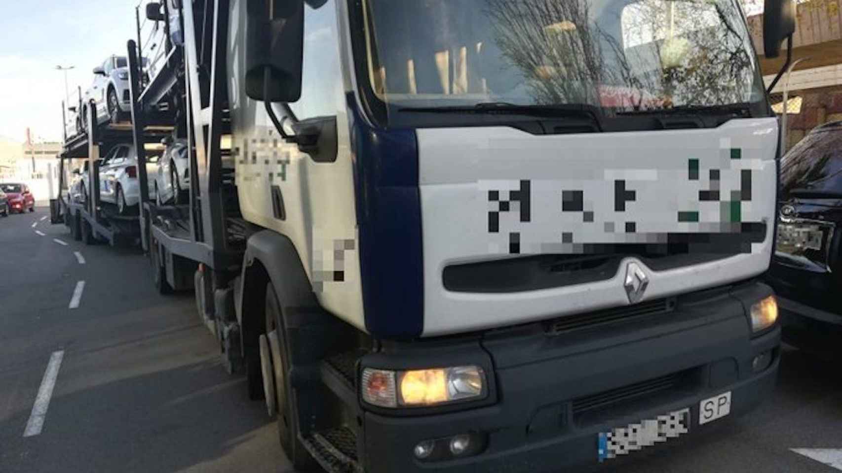 El vehículo con el que viajaba el camionero drogado pillado en la Zona Franca / TWITTER GUÀRDIA URBANA BARCELONA