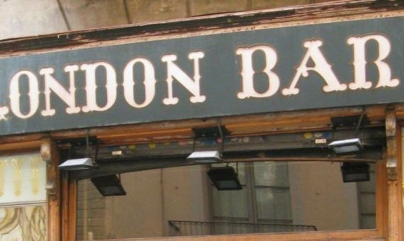 London Bar, un pub emblemático ubicado en el Raval / F.TEENK