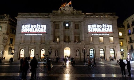 Proyección de video sobre la fachada del Ayuntamiento tras declarar la emergencia climática / EFE