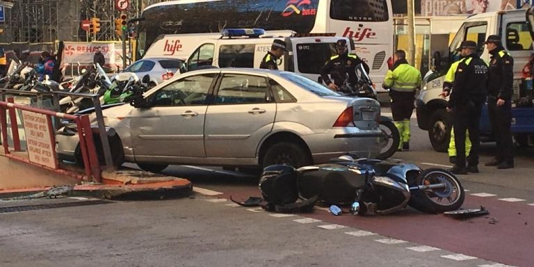 Aspecto del turismo y la moto después del accidente / RUBÉN PACHECO