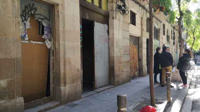 Edificio donde se ubica uno de los narcopisos del Raval, en la calle Príncipe de Viana / G.A.