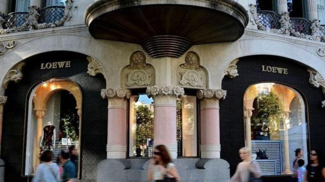 Fachada y escaparate de una tienda de lujo de Passeig de Gràcia