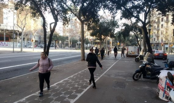 Varios peatones cruzan el carril bici de Diagonal con Girona / JORDI SUBIRANA