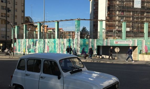 Renault 4 aparcado en la avenida de Sant Ildefons / RP