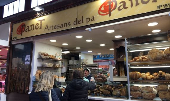 Maite atiende a sus clientas en la panadería Panet / RP