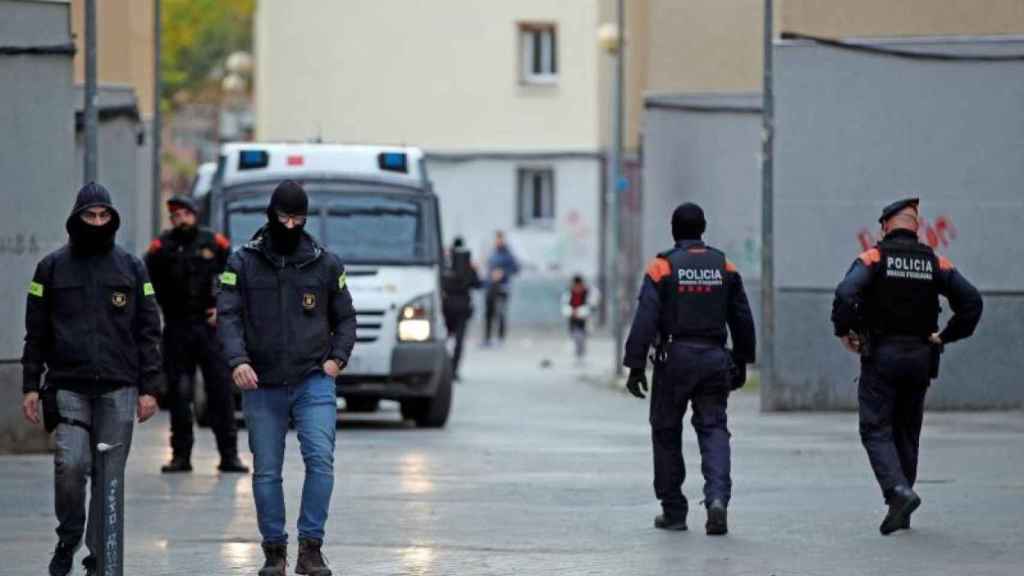 Operativo policial en Badalona, el pasado 29 de noviembre. / EFE