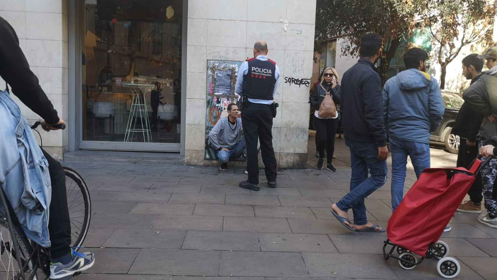 Agentes de Mossos d'Esquadra retienen a un ladrón en Barcelona / G.A.