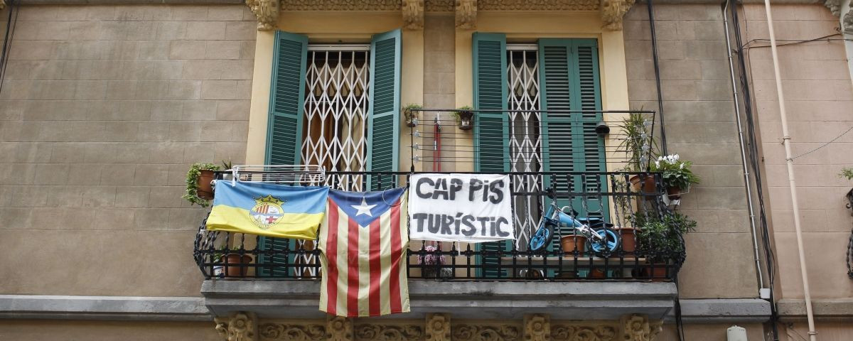 Carteles contra los pisos turísticos / HUGO FERNÁNDEZ