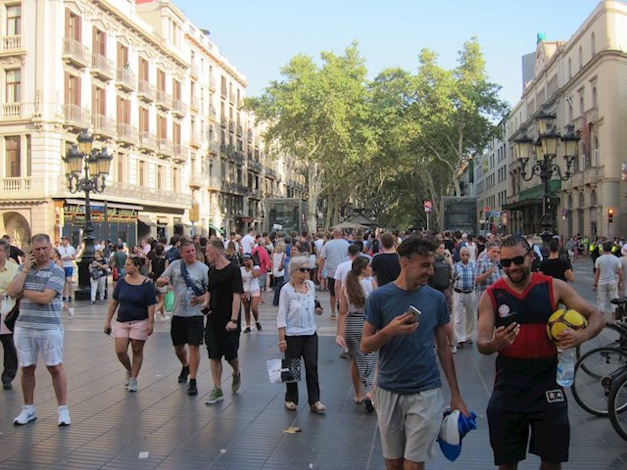 Turistas en la Rambla de Barcelona / EUROPA PRESS