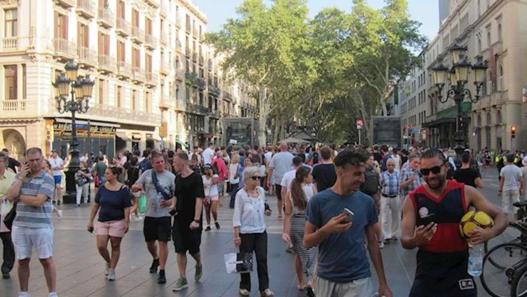 Turistas en la Rambla de Barcelona / EUROPA PRESS