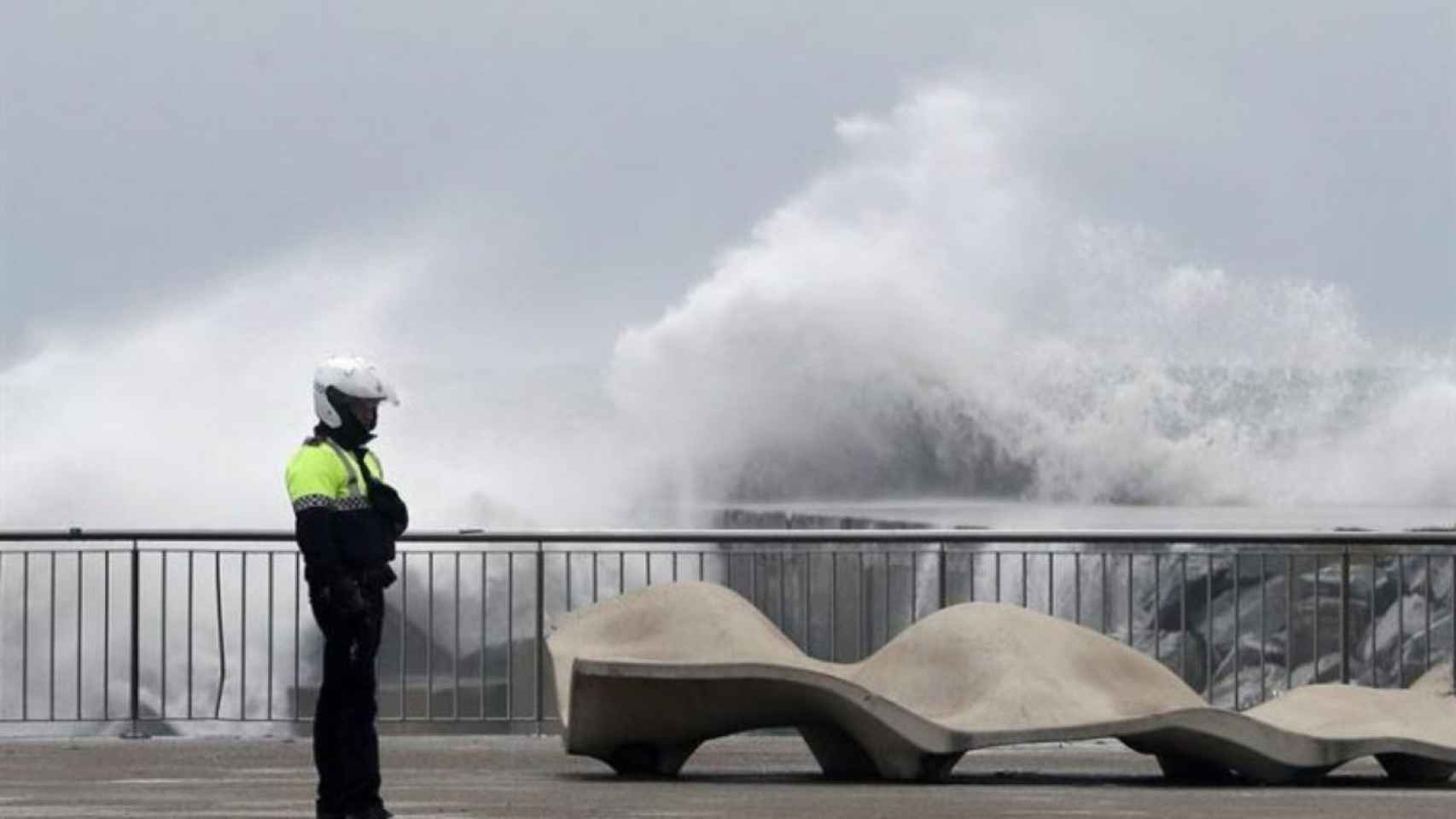 Un guardia urbano, delante de una playa de Barcelona / AYUNTAMIENTO BARCELONA