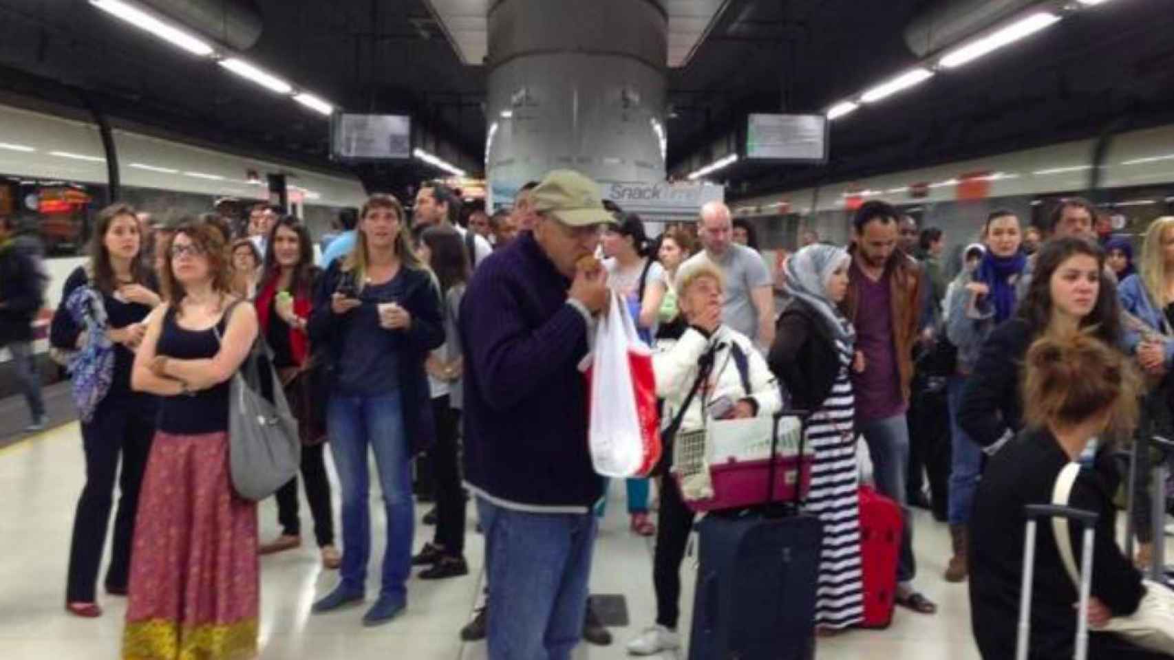 Multitud de usuarios de Rodalies esperando en el andén / EUROPA PRESS