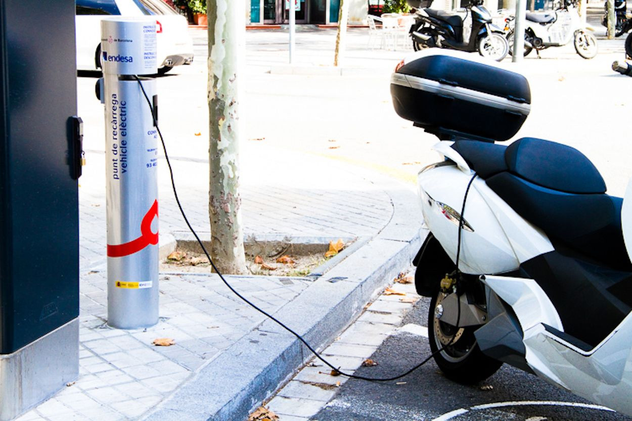 Un vehículo eléctrico ligado a la corriente en un punto de recarga en Barcelona / AY. DE BARCELONA