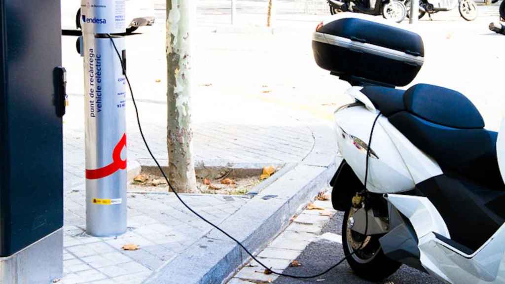 Un vehículo eléctrico ligado a la corriente en un punto de recarga en Barcelona / AY. DE BARCELONA