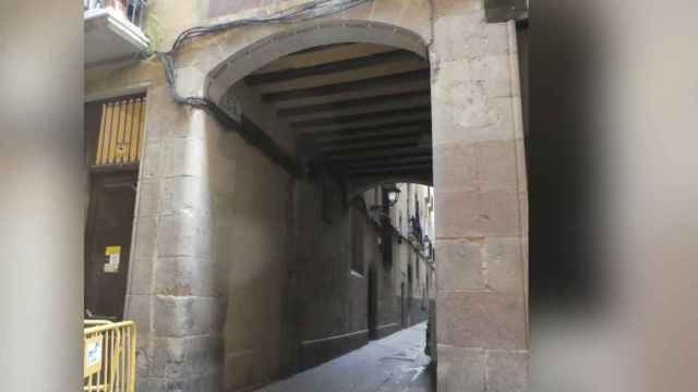 Calle Arc de Sant Vicenç, cercana al museo Picasso, donde ha aparecido el cuerpo de una mujer muerta por traumatismos craneales / GOOGLE MAPS