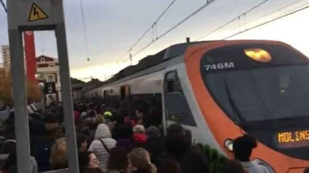 Decenas de personas en el andén de la estación de Montgat