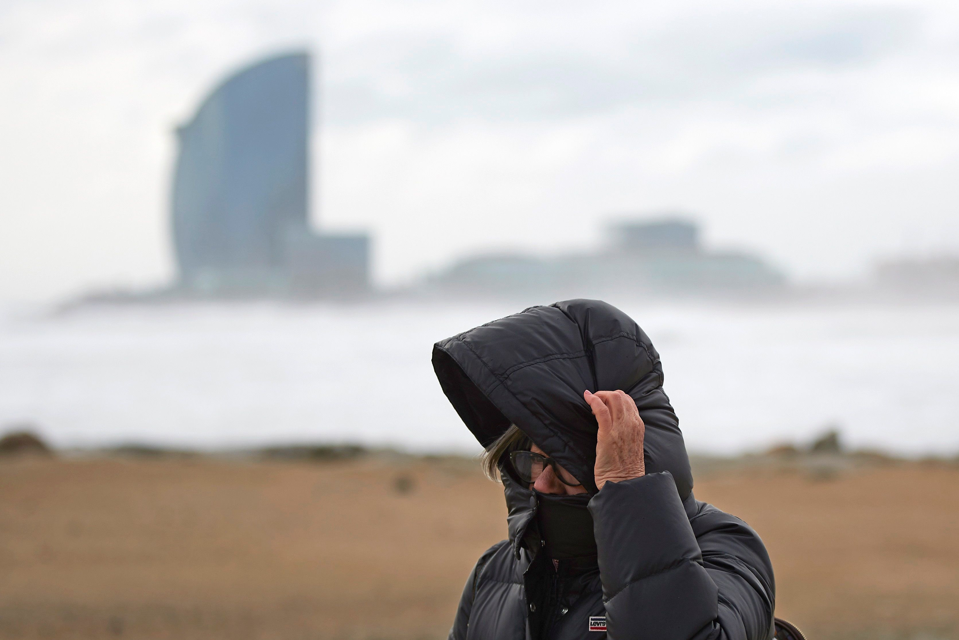 Viento y oleaje en la playa de la Barceloneta / EFE - ALEJANDRO GARCÍA