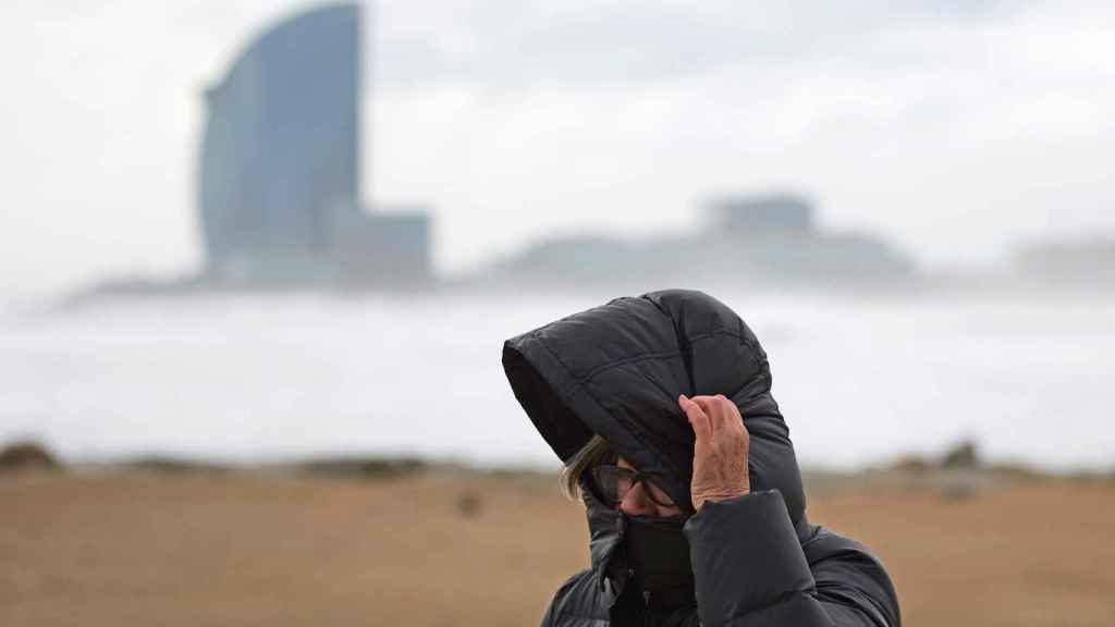 Viento y oleaje en la playa de la Barceloneta