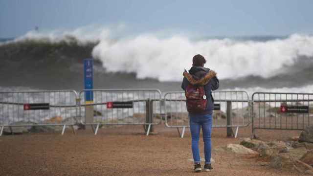 Una playa de Barcelona vallada por la Guardia Urbana por el temporal / EFE ALEJANDRO GARCÍA