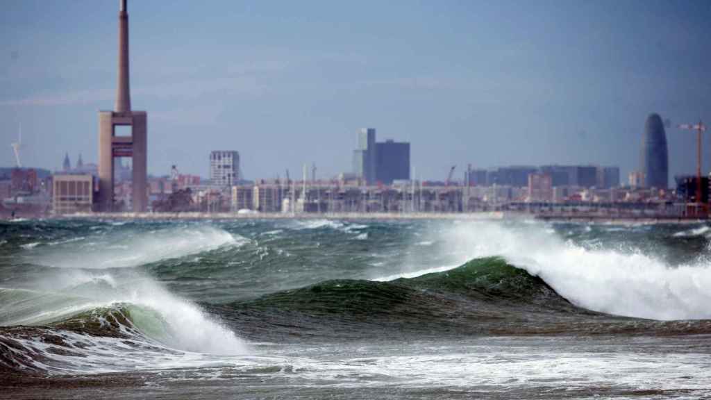 Grandes olas en las playas del Maresme