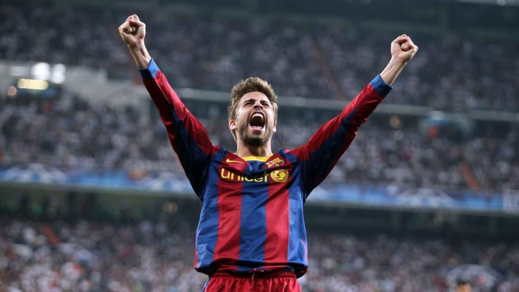 Gerard Piqué, exultante, celebra un gol del Barça en el Bernabéu