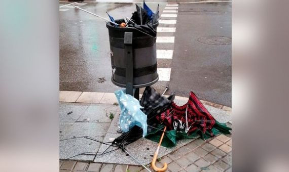 Paraguas rebosando de una basura de Barcelona / EFE