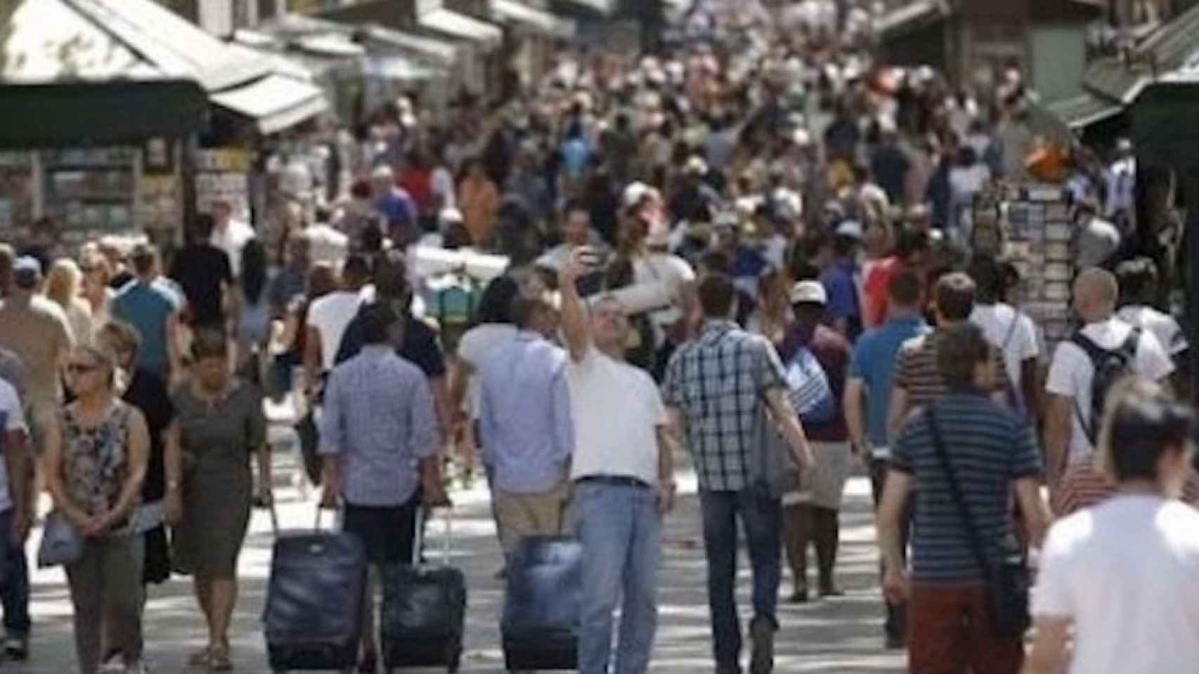 La Rambla, llena de paseantes / EFE