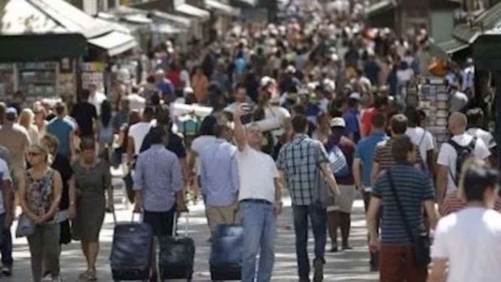 La Rambla, llena de paseantes / EFE