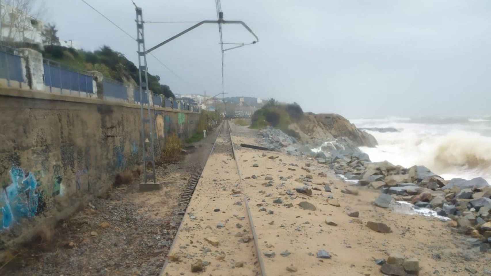 Vía del tren paralela al mar / EUROPA PRESS