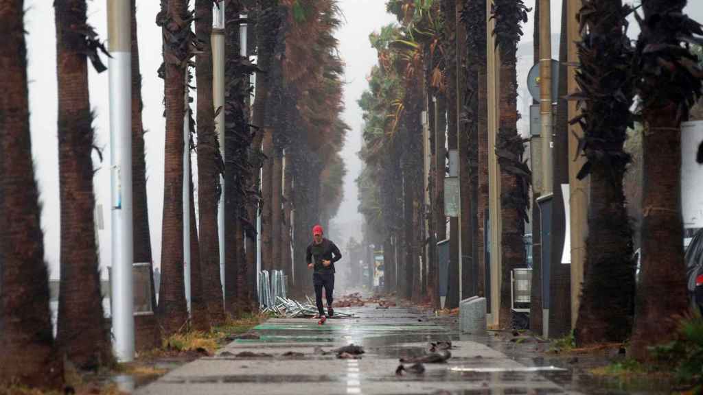 Un deportista corre por el paseo marítimo de la ciudad