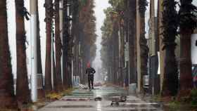 Un deportista corre por el paseo marítimo de la ciudad