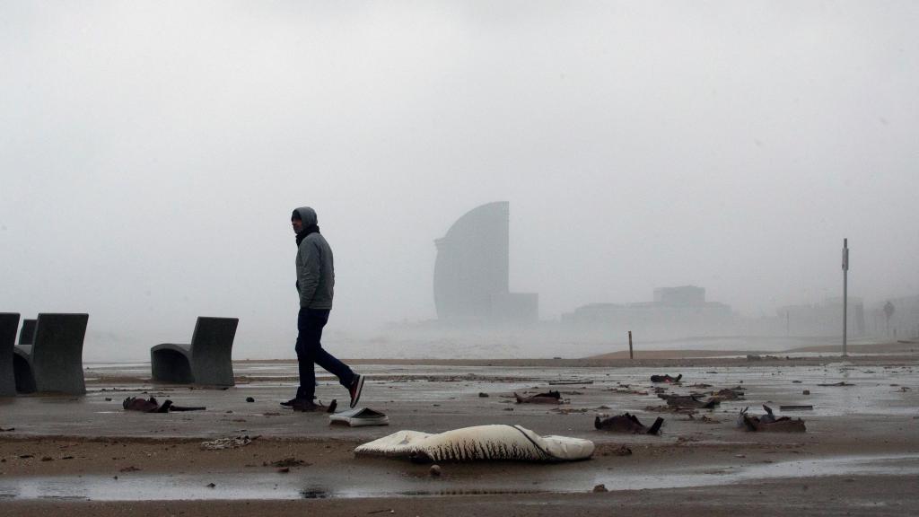 Imagen de archivo de la playa de la Barceloneta tras el temporal Gloria