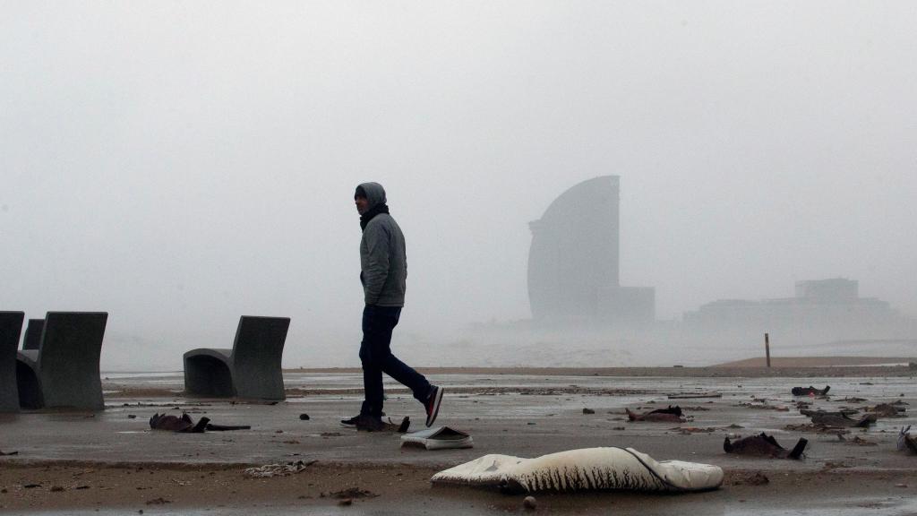 Imagen de archivo de la playa de la Barceloneta tras el temporal Gloria