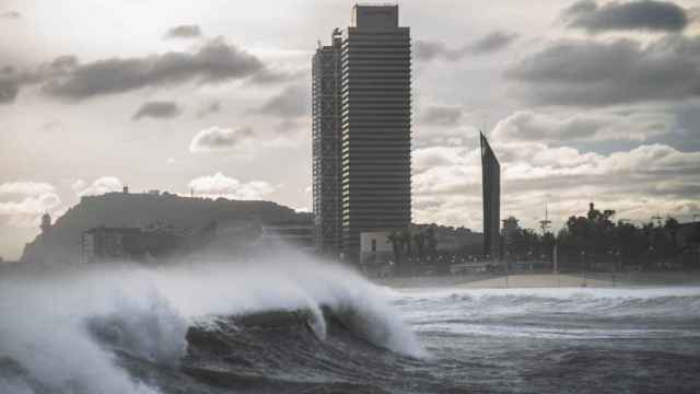 Olas gigantescas junto a las torres Mapfre