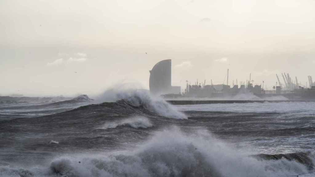 Olas de más de ocho metros al lado del Hotel  W