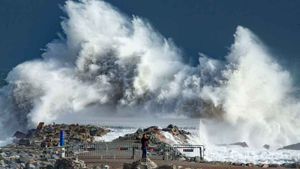 Panorámica de la playa de Barcelona con enormes olas de fondo / WOLF RIOS - INSTAGRAM: Wolf_Rios