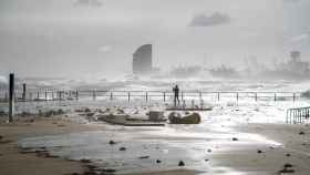 La playa de la Barceloneta con enormes olas de fondo por un temporal