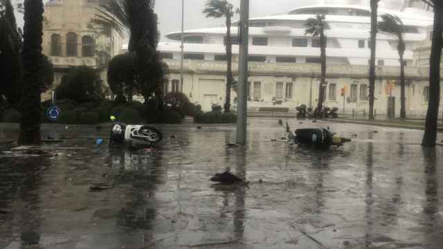 Motos eCooltra tumbadas por el temporal / MA