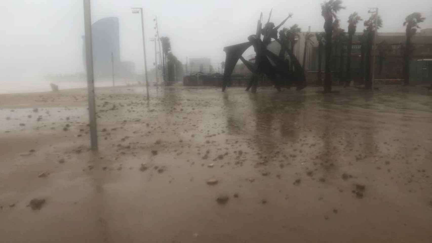 La plaza de la Barceloneta, inundada / A. E