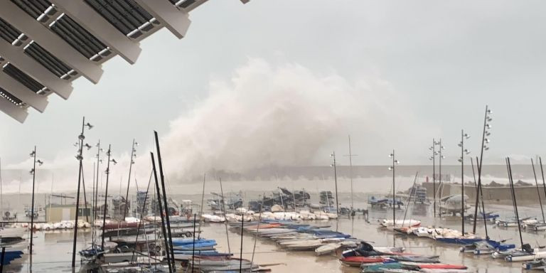 Olas en el Fórum en una foto de archivo de un temporal en Barcelona / EFE