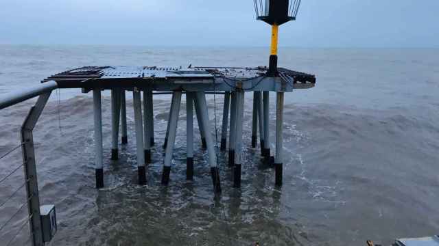 El Pont del Petroli de Badalona partido en dos por el temporal Gloria