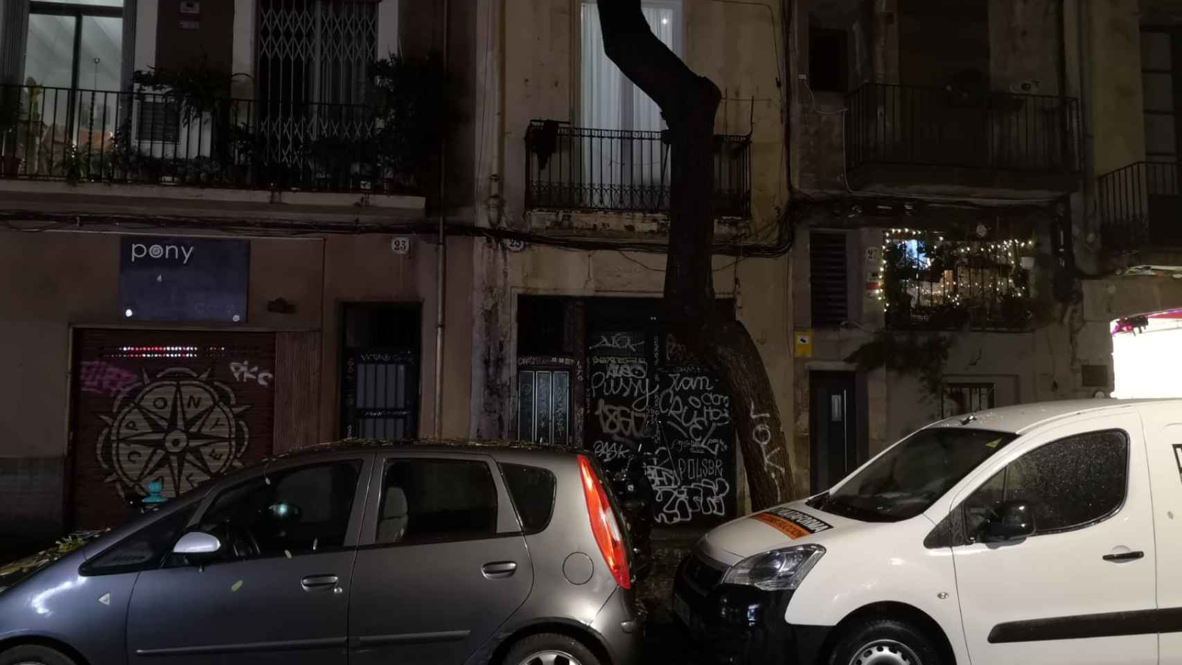 Pintado, el edificio donde vivía la primera víctima del detenido.