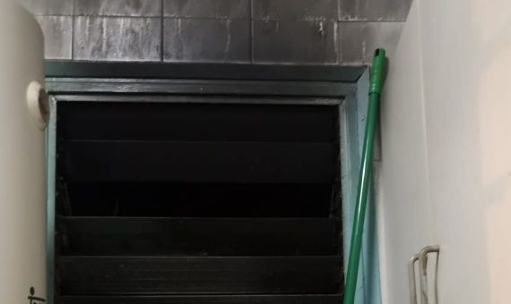 ocina quemada en el piso de encima de la vivienda donde vivía la víctima en el Portal Nou.