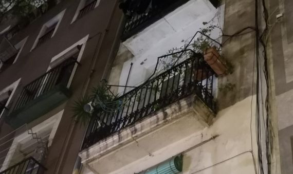 El supuesto asesino bajó tres plantas cargando una bici y dañando las terrazas.