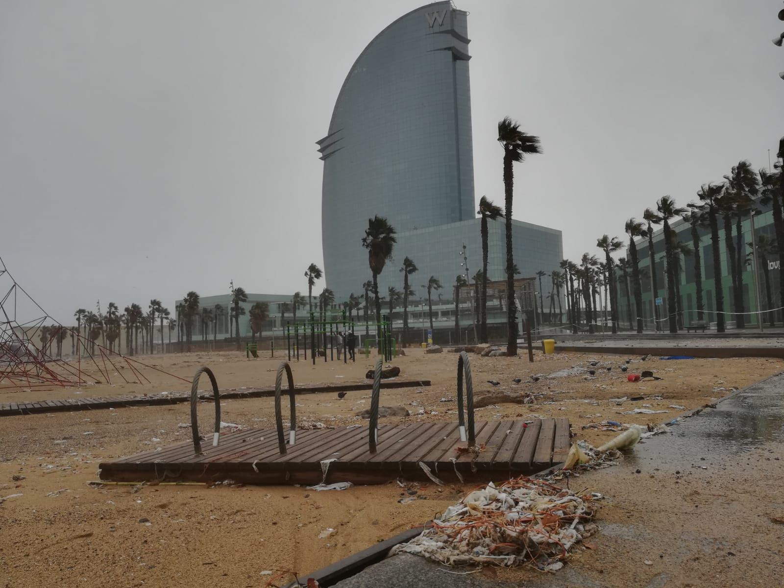 Aspecto de la playa de la Barceloneta este mediodía / A.O