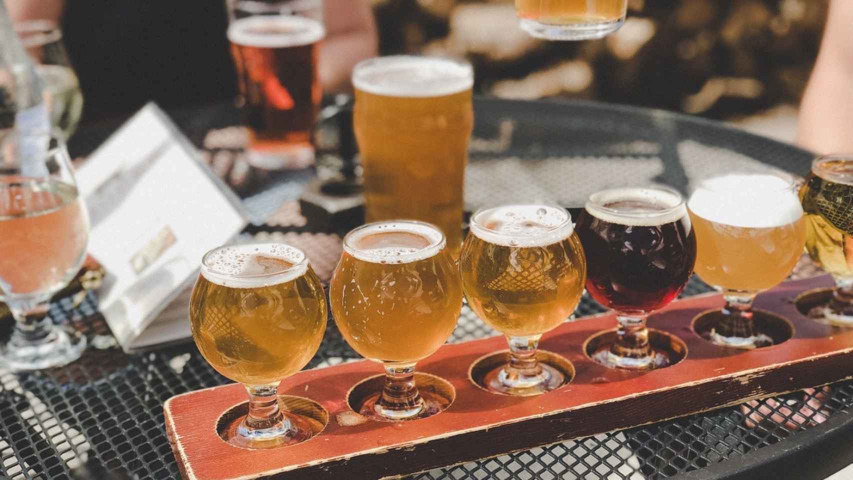 Devotos de la cerveza probando distintas variedades / UNSPLASH