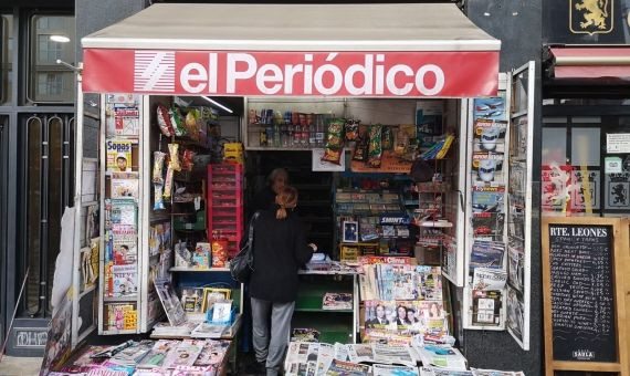 Jordi Toda atiende a una cliente, en su quiosco de la avenida Paral·lel