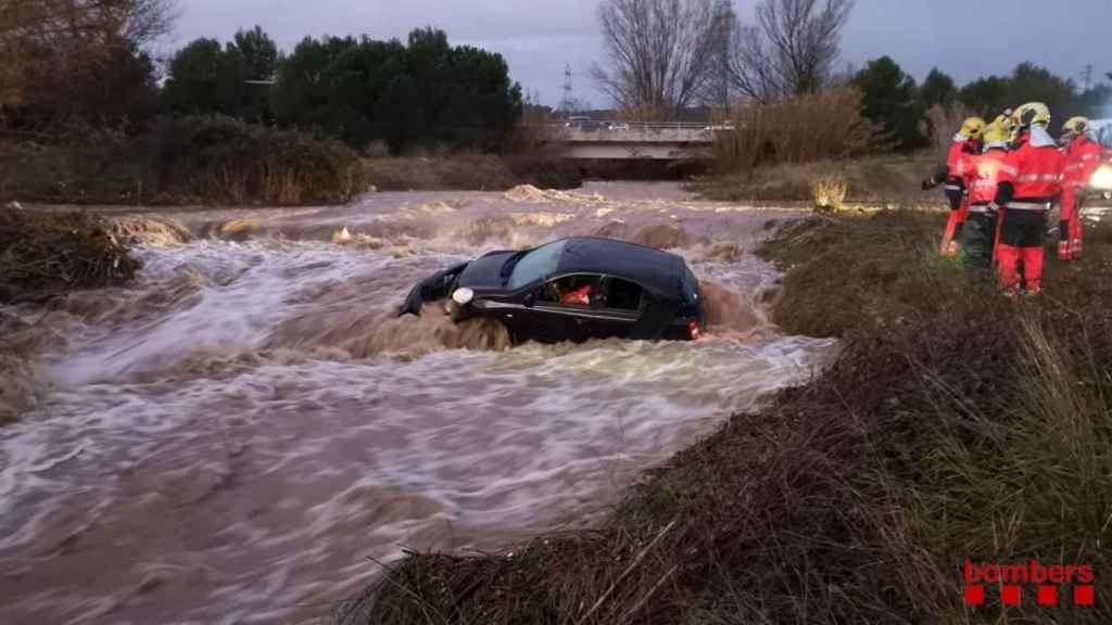 Los Bomberos rescatan a un conductor atrapado en la riera