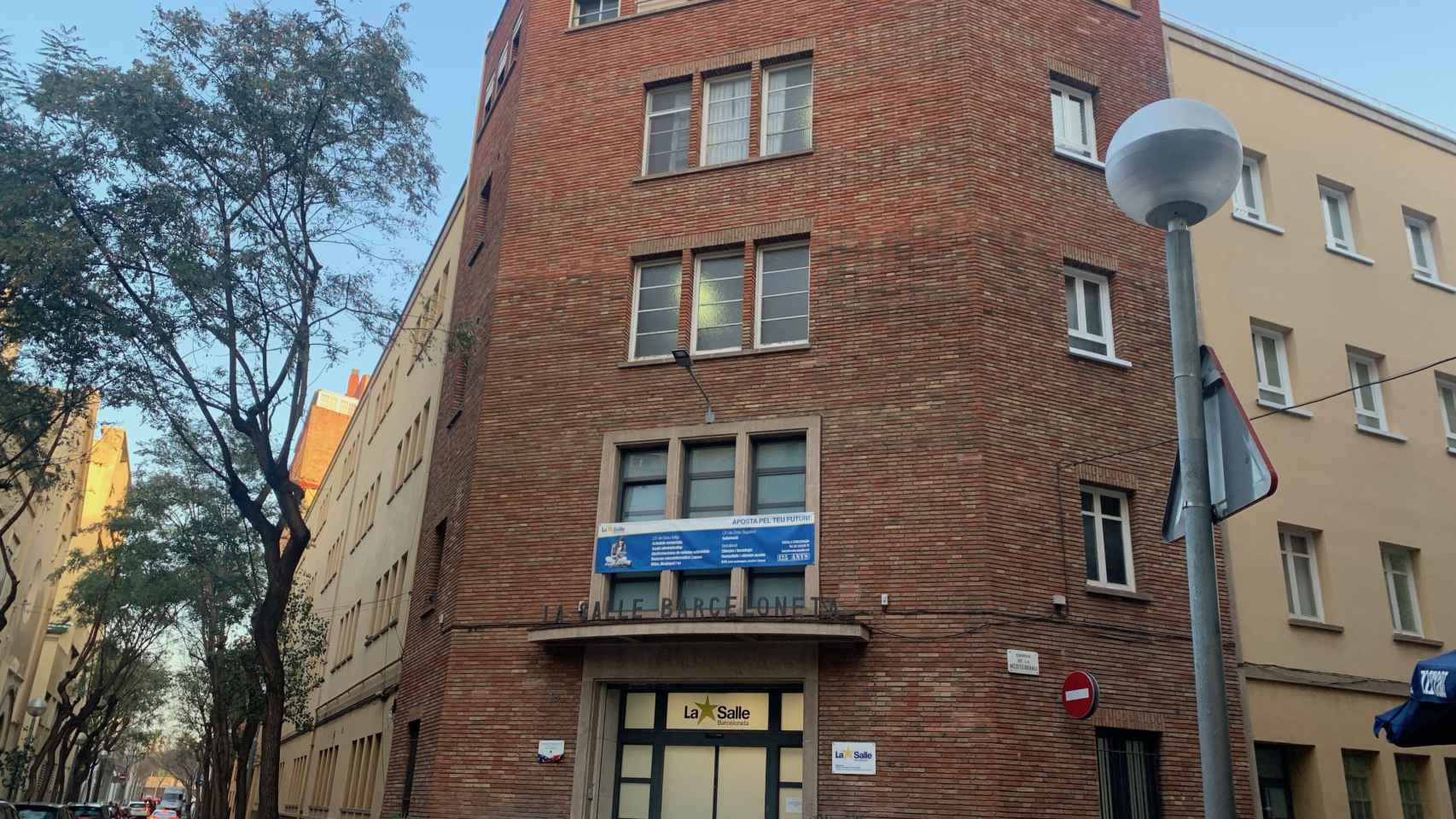 Fachada del colegio La Salle Barceloneta, afectado por un caso de tuberculosis pulmonar / V.M.